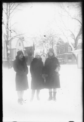 3 kvinnor stående på torg med byggnader i bakgrunden.
Nyckelord: Vinter Dräkt