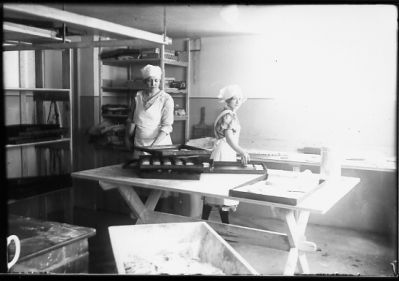 2 kvinnor stående vid bakbord.
Nyckelord: Bakplåt