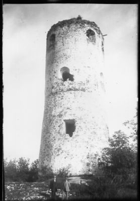 2 män stående framför ruin.
Nyckelord: Slottsruin
