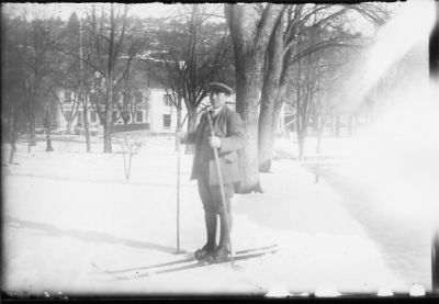Man stående på skidor i park.
Nyckelord: Vinter Stavar
