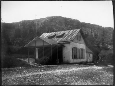 Byggnad med berg i bakgrunden.
