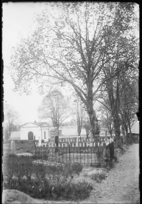 Kyrkogård med kapell.
