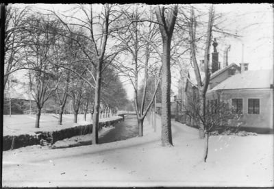 Vattendrag med byggnader på båda sidor.
Nyckelord: Vinter