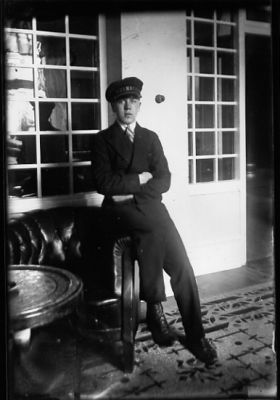 Man sittande på fåtöljkarm.
Nyckelord: Uniform