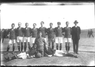12 män på fotbollsplan.
