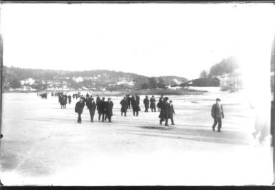 Ett antal personer gående på isen.
Nyckelord: Vinter