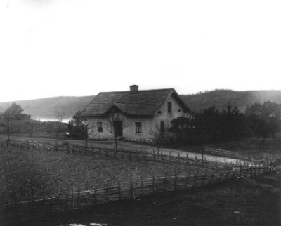 Byggnad på tomt.
Nyckelord: Gärdesgård