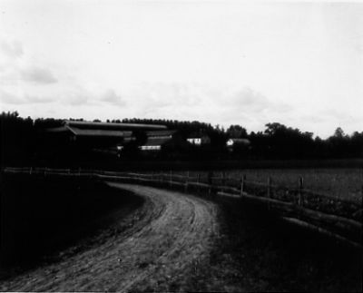 Lantgård i skymningen.
Nyckelord: Väg