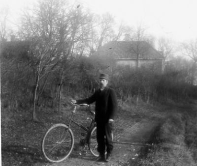Man stående på stig med cykel.
Nyckelord: Cykel Bostad