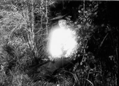 Kvinna sittande i naturen.
Nyckelord: Växtlighet