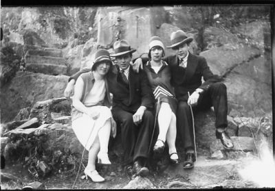 2 män och 2 kvinnor sittande på berg.
