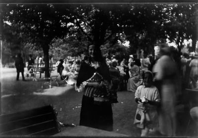 Ett antal personer i park.
