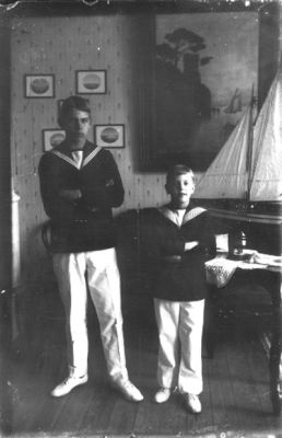 2 pojkar stående i rum.
Nyckelord: Segelbåt