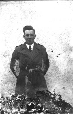 Man stående vid vägg.
Nyckelord: Porträtt