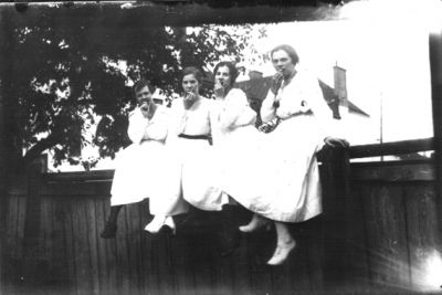 4 kvinnor sittande på plank.
Nyckelord: Plank