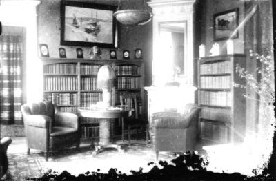 Interiör från bostad.
Nyckelord: Spegel Fotölj Lampa Bokhylla