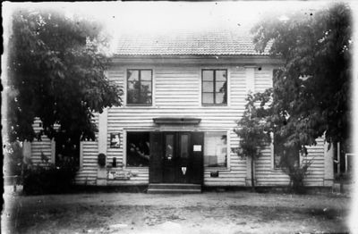 Affärsbyggnad.
Nyckelord: Träd Dörr