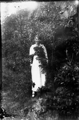 Kvinna stående i naturen.
Nyckelord: Växtlighet