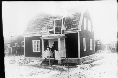 Man och kvinna stående på veranda.
Nyckelord: Veranda Balkong Vinter