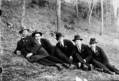 5 män liggande i skogsbacke.
Nyckelord: Skogsbacke Träd