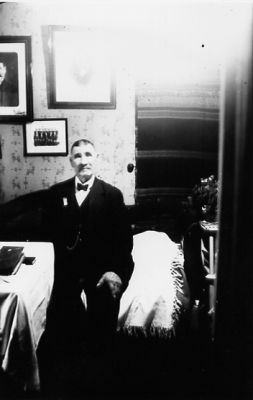 Man sittande i rum.
Nyckelord: Tavla