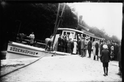 Ett antal personer stående på båt och kaj.
Nyckelord: Vattendrag Kaj