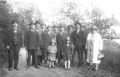 7 män, 4 kvinnor och 2 flickor stående på stig.
Nyckelord: Käpp Stig