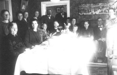 Ett antal personer samlade runt ett kaffebord i rum.
