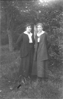 2 kvinnor stående på gräsmatta.
Nyckelord: Gräsmatta Växtlighet