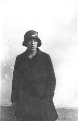 Kvinna stående vid vägg.
Nyckelord: Porträtt