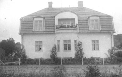 Man och kvinna sittande på balkong.
