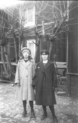 2 kvinnor stående framför byggnad.
Nyckelord: Kullersten