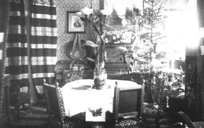 Interör från rum.
Nyckelord: Blommor Bord Julgran