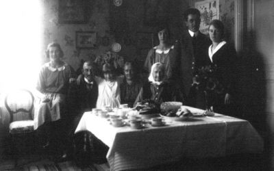 Familj samlade vid kaffebord.
Nyckelord: Kaffe