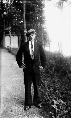 Man stående på stig.
Nyckelord: Stig Byggnad