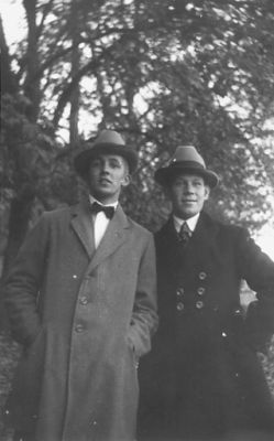 2 män stående i skogsbacke.
Nyckelord: Träd Porträtt