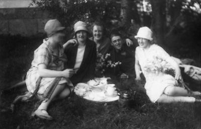 Man och 4 kvinnor sittande på gräsmatta med kaffebricka.
Nyckelord: Gräsmatta Kaffe