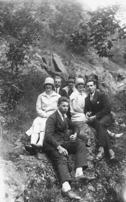 3 män och 3 kvinnor sittande på berg.
Nyckelord: Berg