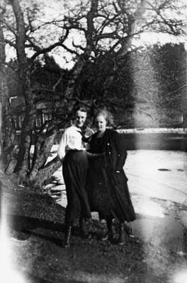 2 kvinnor stående vid träd intill vattendrag.
Nyckelord: Vinter Is