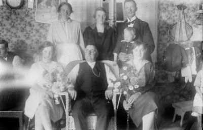 9 personer stående eller sittande i rum.
Nyckelord: Tapet Blommor