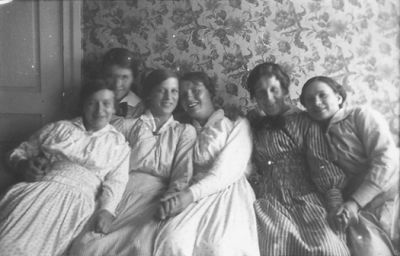 6 kvinnor sittande i rum.
Nyckelord: Tapet Dörr