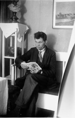 Man sittande i pinnsoffa med bok i händerna.
Nyckelord: Bok Pedistal