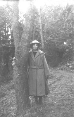 Kvinna stående i skogsbacke.
Nyckelord: Träd Skogsbacke