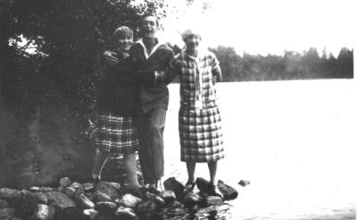 Man och 2 kvinnor stående på stenar intill vatten.
Nyckelord: Sten