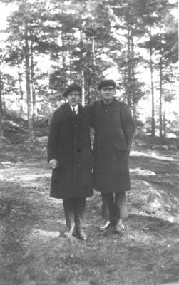 2 män stående i skogsbacke.
Nyckelord: Skogsbacke Skog