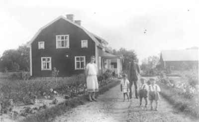 Man, kvinna och 3 barn stående på väg.
Nyckelord: Väg