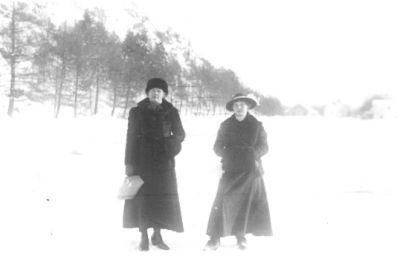 2 kvinnor stående i snön.
Nyckelord: Landskapsvy Vinter