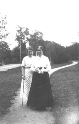 2 kvinnor stående på stig.
Nyckelord: Käpp Stig Väg