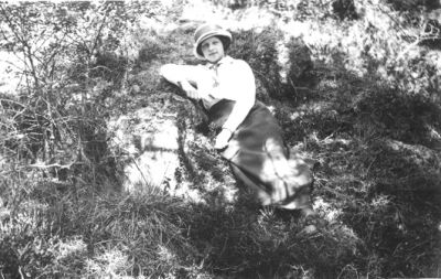 Kvinna sittande på berg.
Nyckelord: Berg