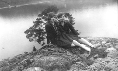 2 kvinnor sittande på berg intill vatten.
Nyckelord: Berg Vatten